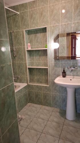 un baño con lavabo y ducha en Noclegi-Pokoje goscinne Lublin, en Lublin