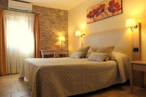 1 dormitorio con 1 cama en una habitación en Villa Rosita, en Fiumicino