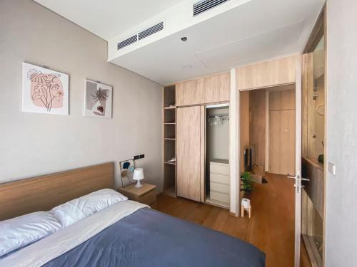 Un dormitorio con una cama grande en una habitación. en Luxury Ekkamai stay with Sky Infinity Pool, en Bangkok