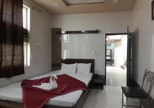 Postel nebo postele na pokoji v ubytování Hotel Haji Ali
