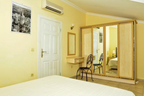 フェティエにあるSeaside Residence Villa 17のベッドルーム(ベッド1台、鏡付)