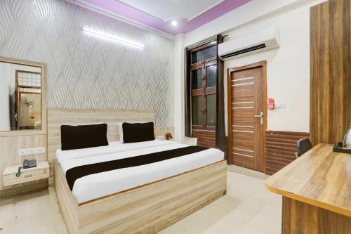 Postel nebo postele na pokoji v ubytování Super Townhouse Sector 4 Gurgaon