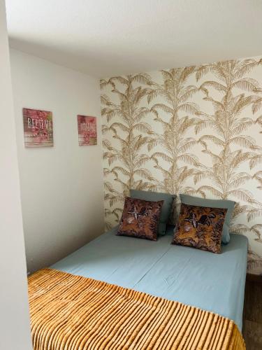 une chambre avec un lit avec deux oreillers dessus dans l'établissement Le Petit Mazet près du golf, à La Motte