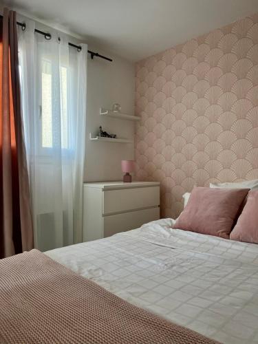 une chambre avec un lit blanc et une fenêtre dans l'établissement La terrasse Fricero, à Nice