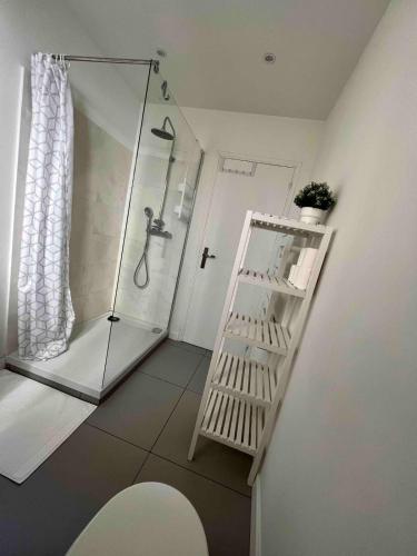 La salle de bains est pourvue d'une douche à l'italienne et d'une échelle. dans l'établissement La terrasse Fricero, à Nice