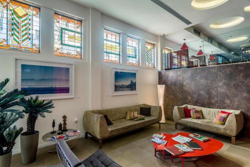 a living room with two couches and a table at Arosa Rio Hotel in Rio de Janeiro