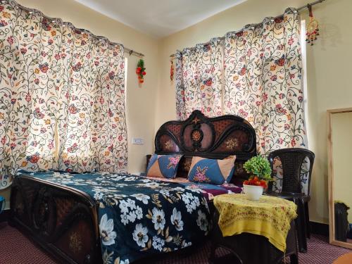 Una cama o camas en una habitación de Valley Guest House Pahalgam