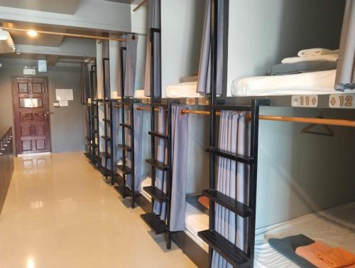 Perpustakaan di rumah tamu ini