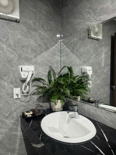 a bathroom with a sink and a mirror at Bạch Đằng Hạ Long Hotel in Ha Long