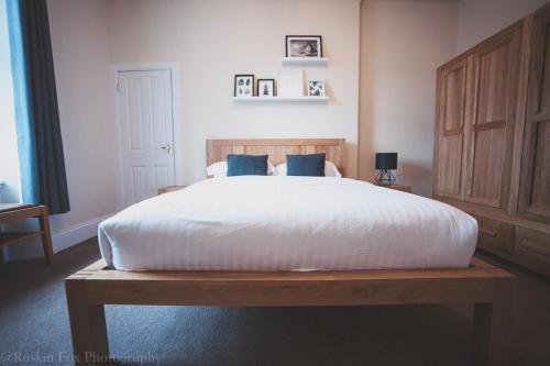 Katil atau katil-katil dalam bilik di Stylish and Spacious two bed in Aberdeen's West End