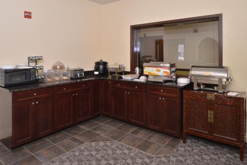 een keuken met houten kasten en een spiegel bij Blue Spruce Inn-Meeker, Colorado in Meeker