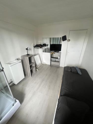 Kuchyň nebo kuchyňský kout v ubytování Chambre proximité Bondy-Paris 1-2-3