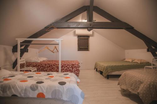 Cette chambre mansardée comprend 2 lits et 2 lits. dans l'établissement Les Hortensias, maison de ville, à Capbreton