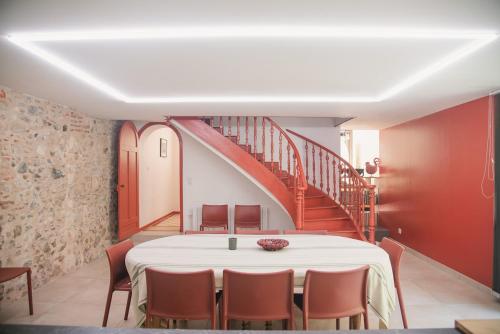 une salle à manger avec une table et un escalier dans l'établissement Les Hortensias, maison de ville, à Capbreton