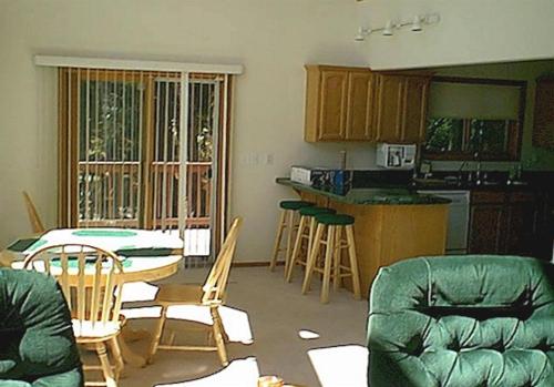 una cocina con mesa y algunas sillas y una mesa y una cocina con en ThunderHeart, en Custer