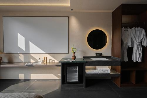 a bathroom with a sink and a mirror at Jinghong City Chenduo Nanshan Hotel in Xishuangbanna International Airport
