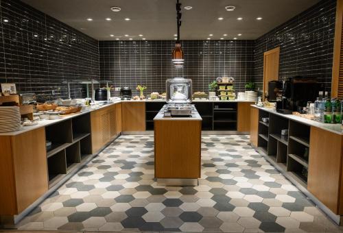 Η κουζίνα ή μικρή κουζίνα στο Holiday Inn - Aktau - Seaside by IHG