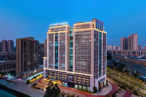 泉州泉州丰泽万豪万枫酒店的城市中一座大楼的景观
