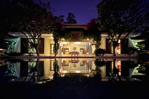 Κήπος έξω από το Cozy Family Villa with Sunset View