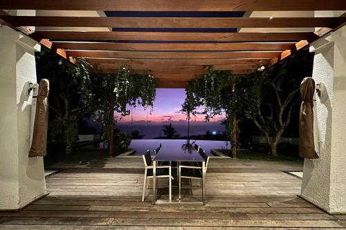 Μπαλκόνι ή βεράντα στο Cozy Family Villa with Sunset View