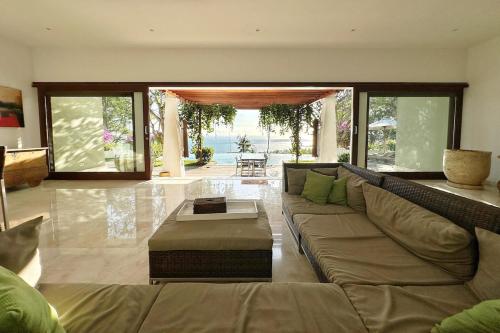 Χώρος καθιστικού στο Cozy Family Villa with Sunset View