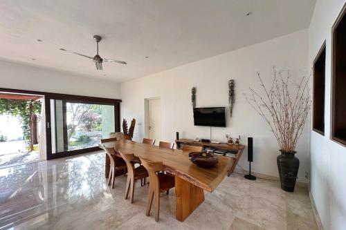 Μια τηλεόραση ή/και κέντρο ψυχαγωγίας στο Cozy Family Villa with Sunset View