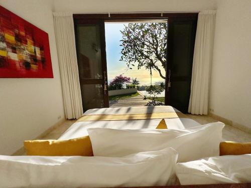 Ένα ή περισσότερα κρεβάτια σε δωμάτιο στο Cozy Family Villa with Sunset View