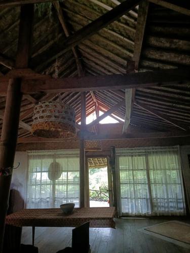 a room with a ceiling with windows and a table at Sunrise Villa in Maluk