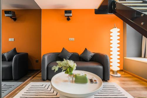 a living room with a couch and a table at 云享城居 SKY高空Loft公寓酒店 春熙路九眼桥店 in Chengdu
