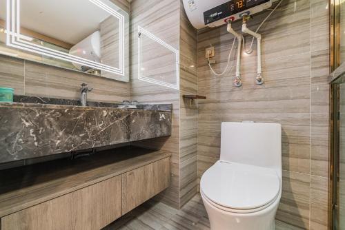 a bathroom with a toilet and a sink at 云享城居 SKY高空Loft公寓酒店 春熙路九眼桥店 in Chengdu