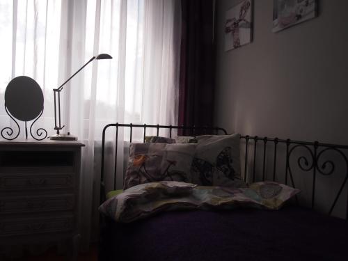 una camera da letto con un letto con una lampada e una finestra di SKWER 40 a Gdynia