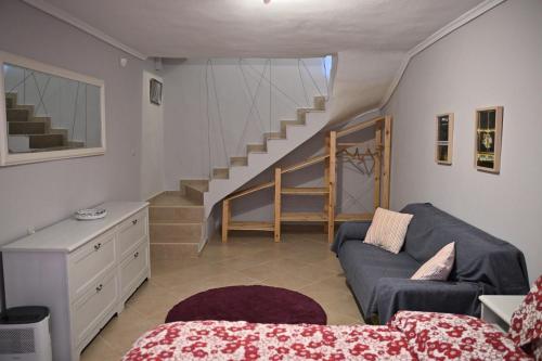 Greg's Cozy Apartment, up to 4 guests in Kalamaria