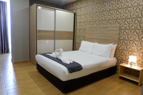 Una cama o camas en una habitación de Bangi Perdana Hotel