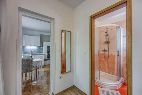 Aparment Karlo 100 m from the beach