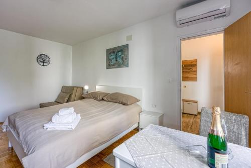 Aparment Karlo 100 m from the beach