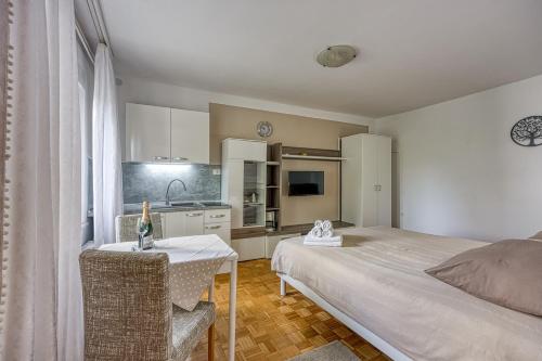 Aparment Karlo 100 m from the beach