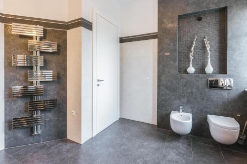 a bathroom with a urinal and a bidet at Apartment Vila Pavlovski in Bled