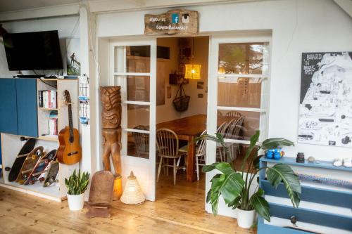 a room with a guitar and a dining room at Board 'n Breakfast in Labenne
