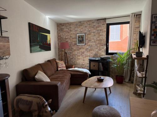 un salon avec un canapé et une table dans l'établissement T2 au cœur du quartier Saint-Cyprien à Toulouse, à Toulouse