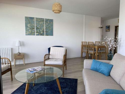 un salon avec un canapé et une table en verre dans l'établissement Panorama Saint Gilles Croix de Vie, à Saint-Gilles-Croix-de-Vie