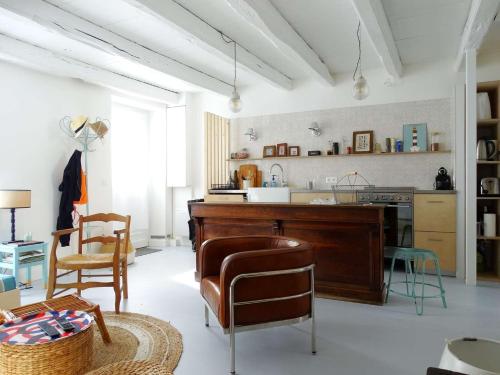une cuisine avec une table et des chaises dans une pièce dans l'établissement Palme - Saint Gilles Croix de Vie, à Saint-Gilles-Croix-de-Vie