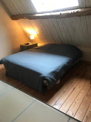 une chambre avec un lit dans un grenier dans l'établissement Chaumière Normande, à Pierrefiques