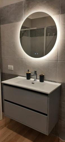 a bathroom with a sink and a mirror at Canaletto apartment con parcheggio in Dolo