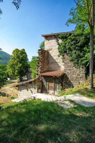 una casa de piedra en medio de un campo en Fornace di Montechiaro, en Rivergaro