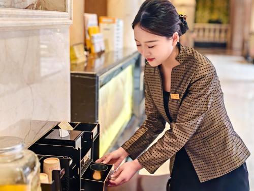 Členové personálu v ubytování Sofis Jinyuan Hotel