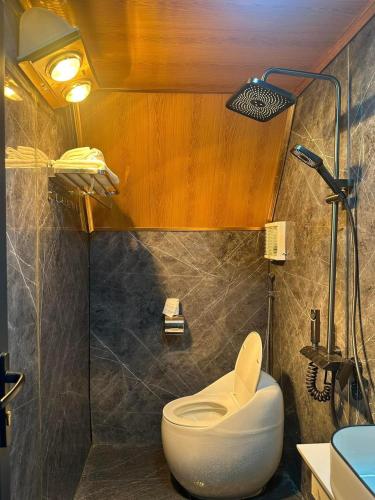 Ένα μπάνιο στο Serenity Ha Giang Bungalow