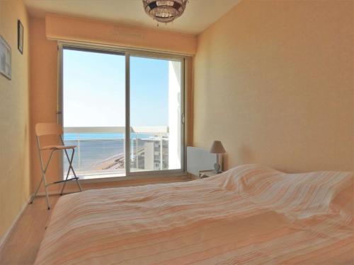 - une chambre avec une grande fenêtre donnant sur la plage dans l'établissement Détroit Saint Gilles Croix de Vie, à Saint-Gilles-Croix-de-Vie