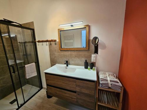 Koupelna v ubytování Mas de la Borie -Chambre d'hôtes