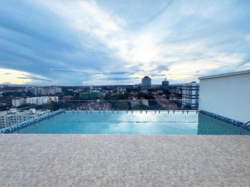 una grande piscina sul tetto di un edificio di Executive 1 bedroom near Nairobi National park a Nairobi