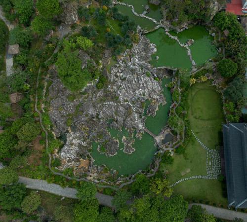 an overhead view of a park with trees and grass at Hồ Đá Cổ Thiên Long Resort Hòa Bình in Hòa Bình